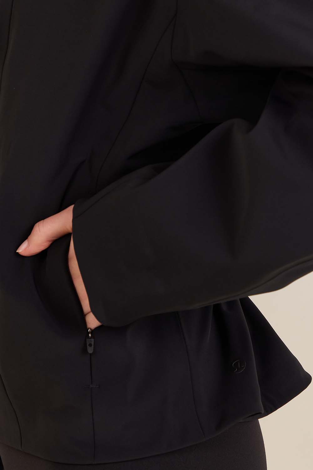 תמונת תקריב דוגמן של Cross Chill Jacket Cnich-Back Casual Jacket