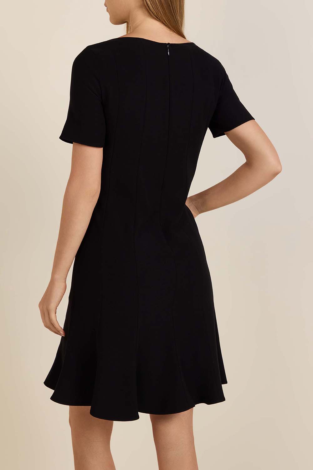 תמונת דוגמן אחורית של שמלה קצרה