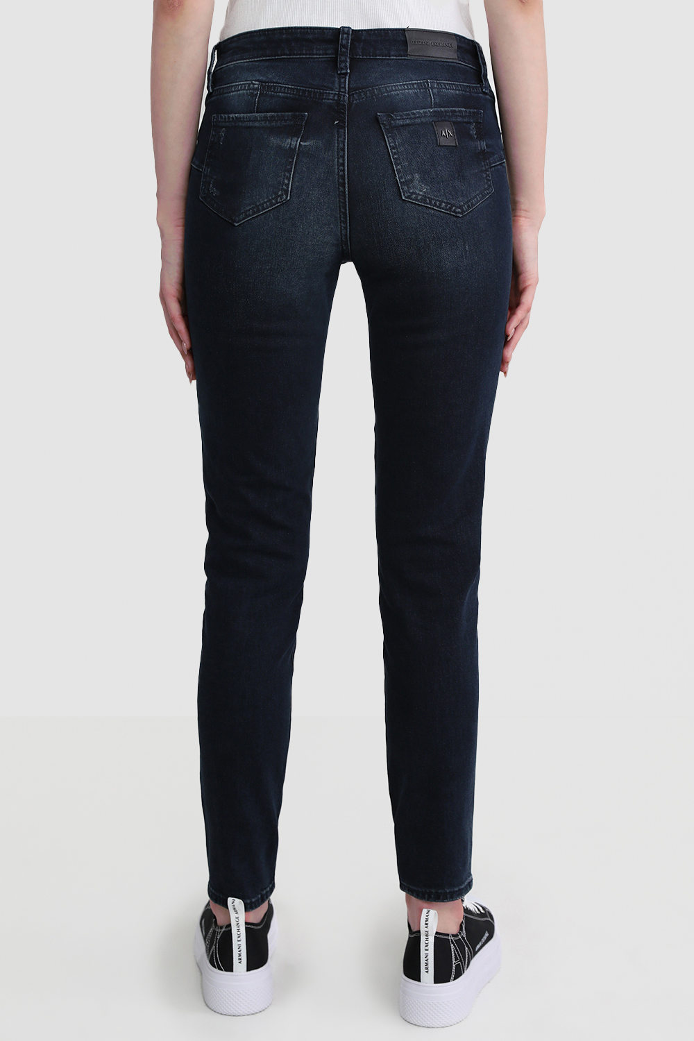 תמונת דוגמן אחורית של מכנסי סקיני ג'ינס