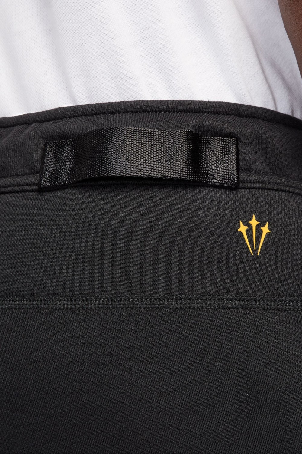 תמונת תקריב דוגמן של מכנסי ג'וגר נייקי X נוקטה