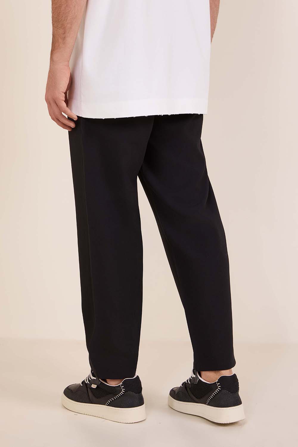 תמונת דוגמן אחורית של מכנסיים מחויטים