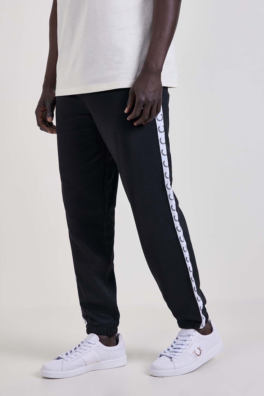 תמונת דוגמן קידמית של מכנסי ג'וגר