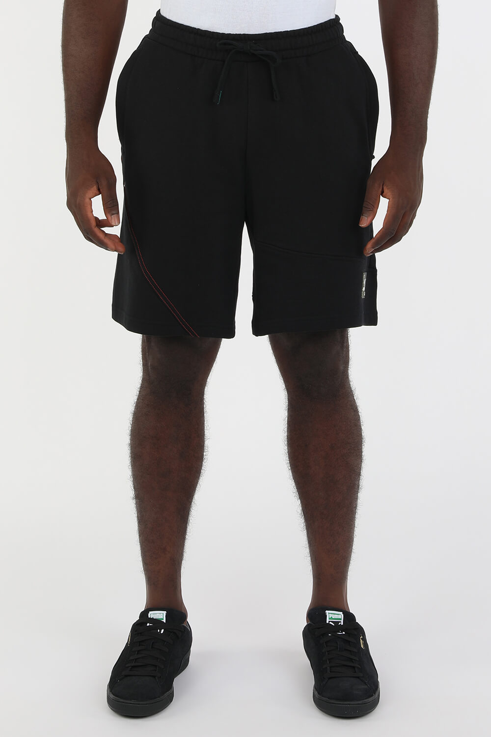 תמונת דוגמן קידמית של RE.GEN Shorts in Black