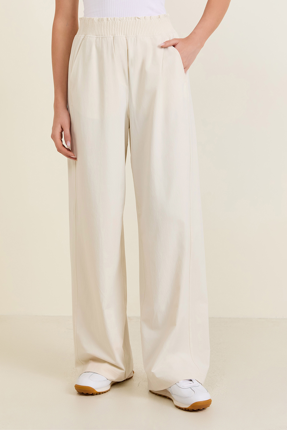 תמונת דוגמן קידמית של Stretch Woven Wide-Leg High-Rise Pant