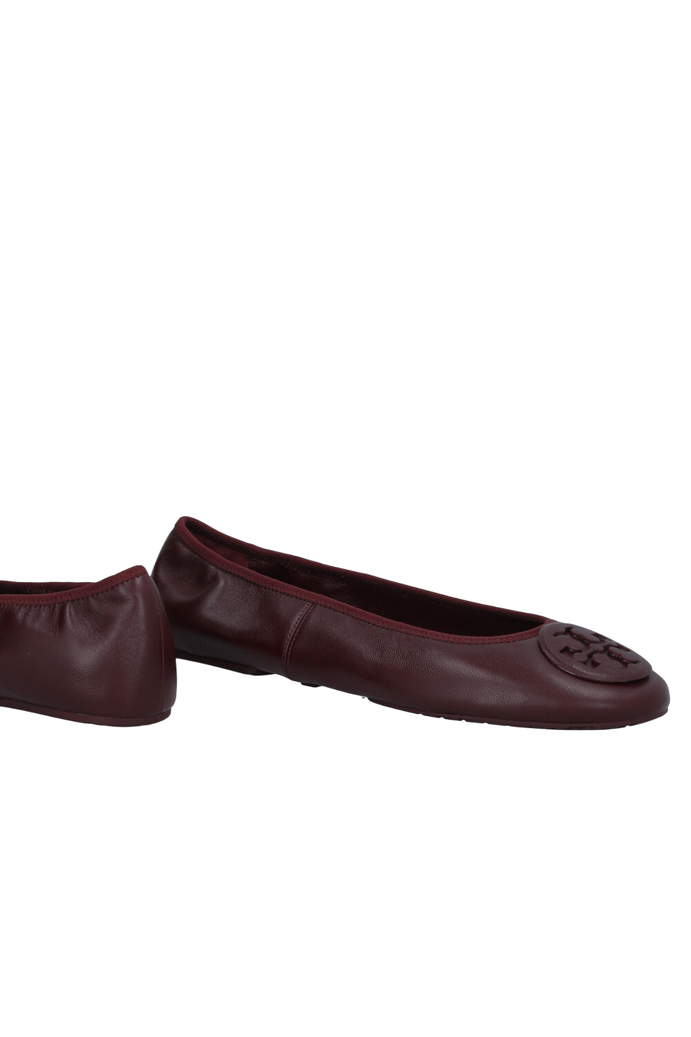 תמונת תקריב של נעליים שטוחות