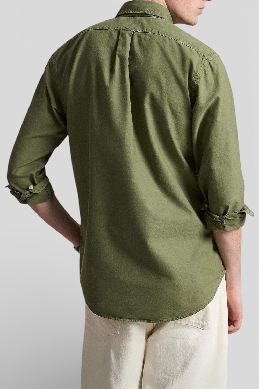 תמונת דוגמן אחורית של חולצה מכופתרת