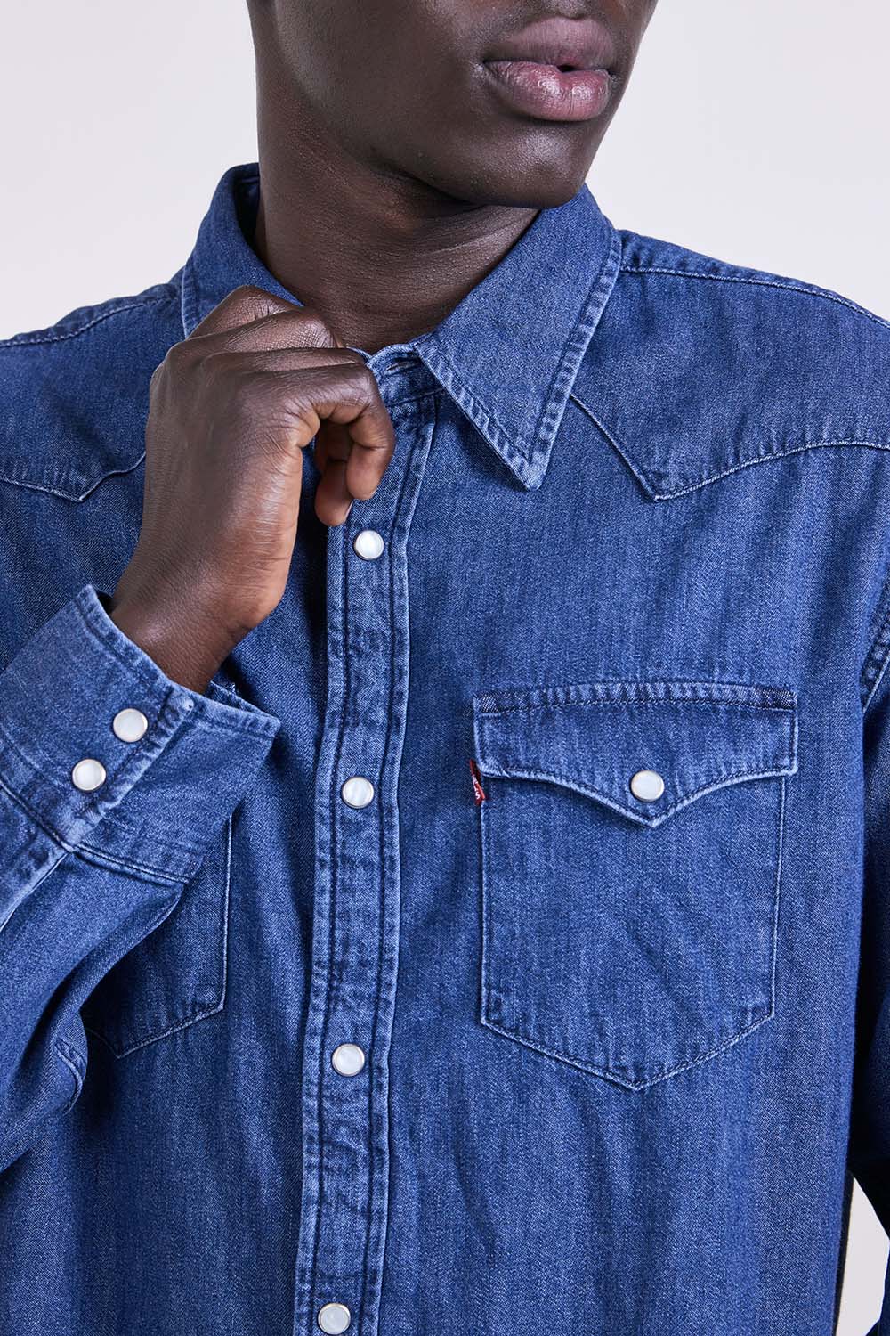 תמונת תקריב דוגמן של חולצת ג&rsquo;ינס