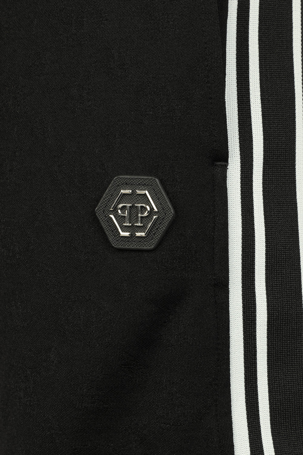 תמונה אחורית של מכנסי טרנינג קצרים