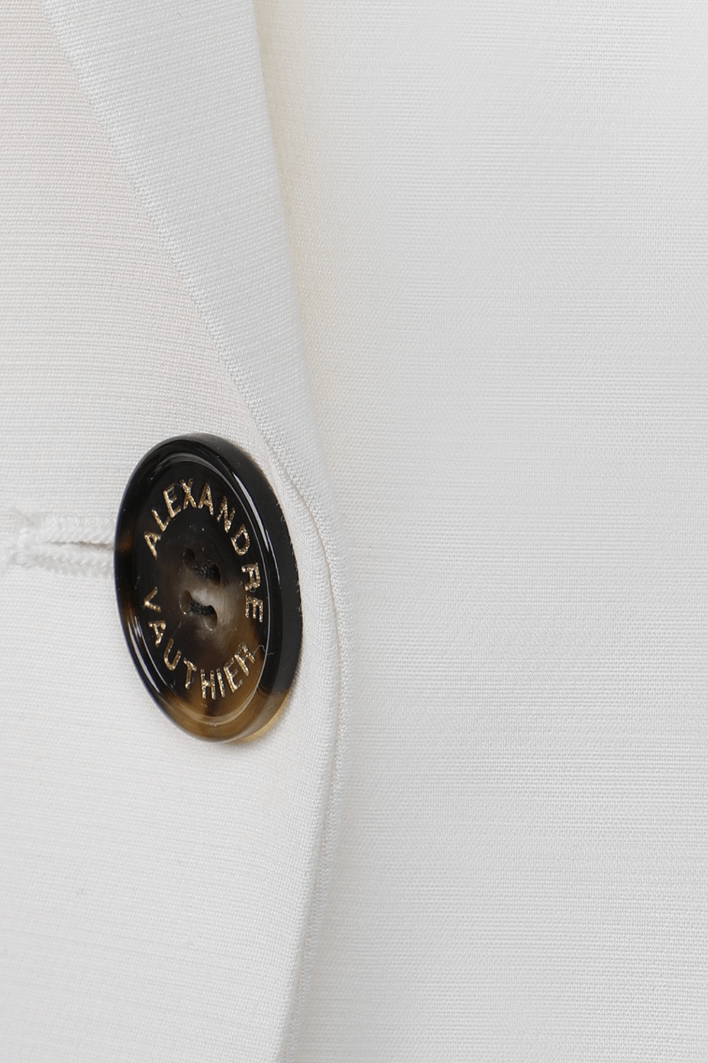 תמונת תקריב של בלייזר אוברסייז לבן