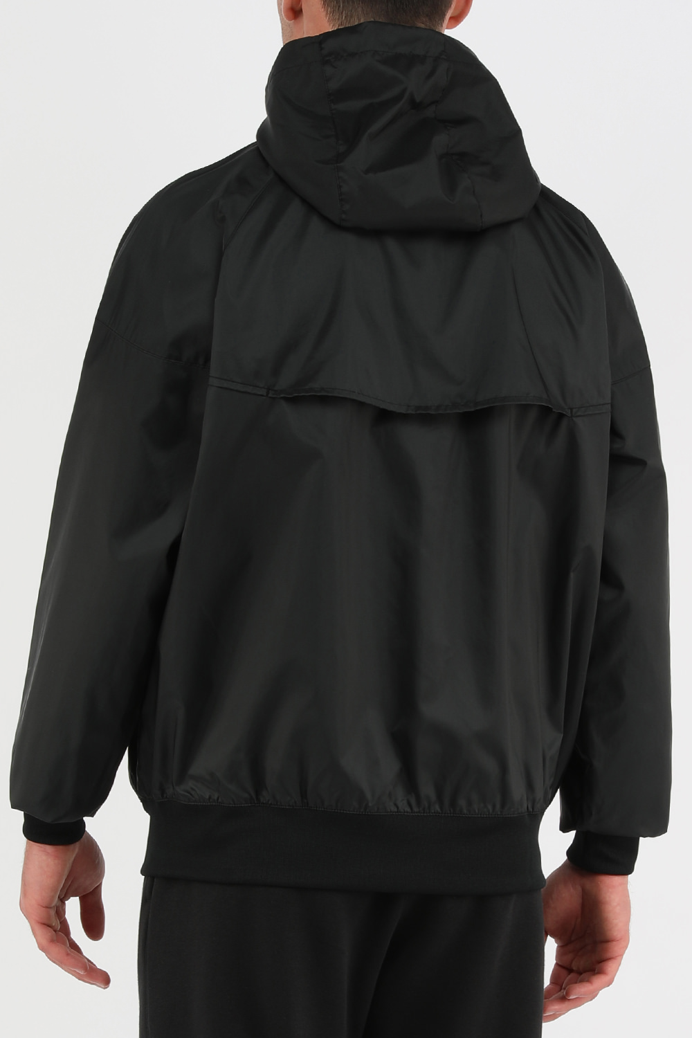 תמונת דוגמן אחורית של מעיל רוח שחור מרוכסן עם לוגו צידי