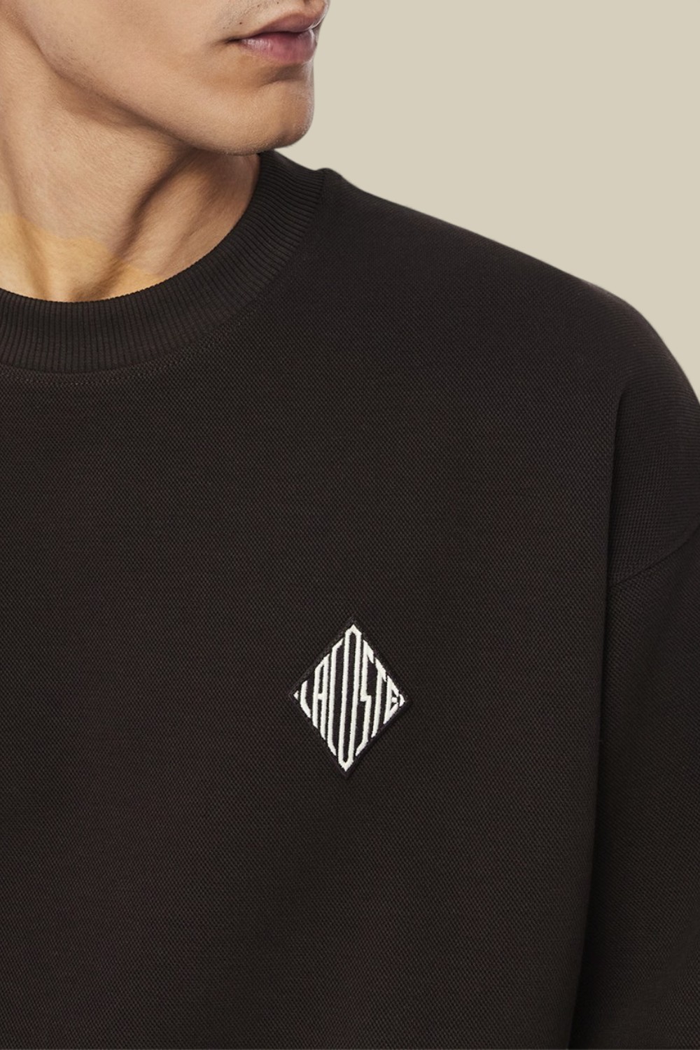 תמונת תקריב דוגמן של SWEATSHIRT