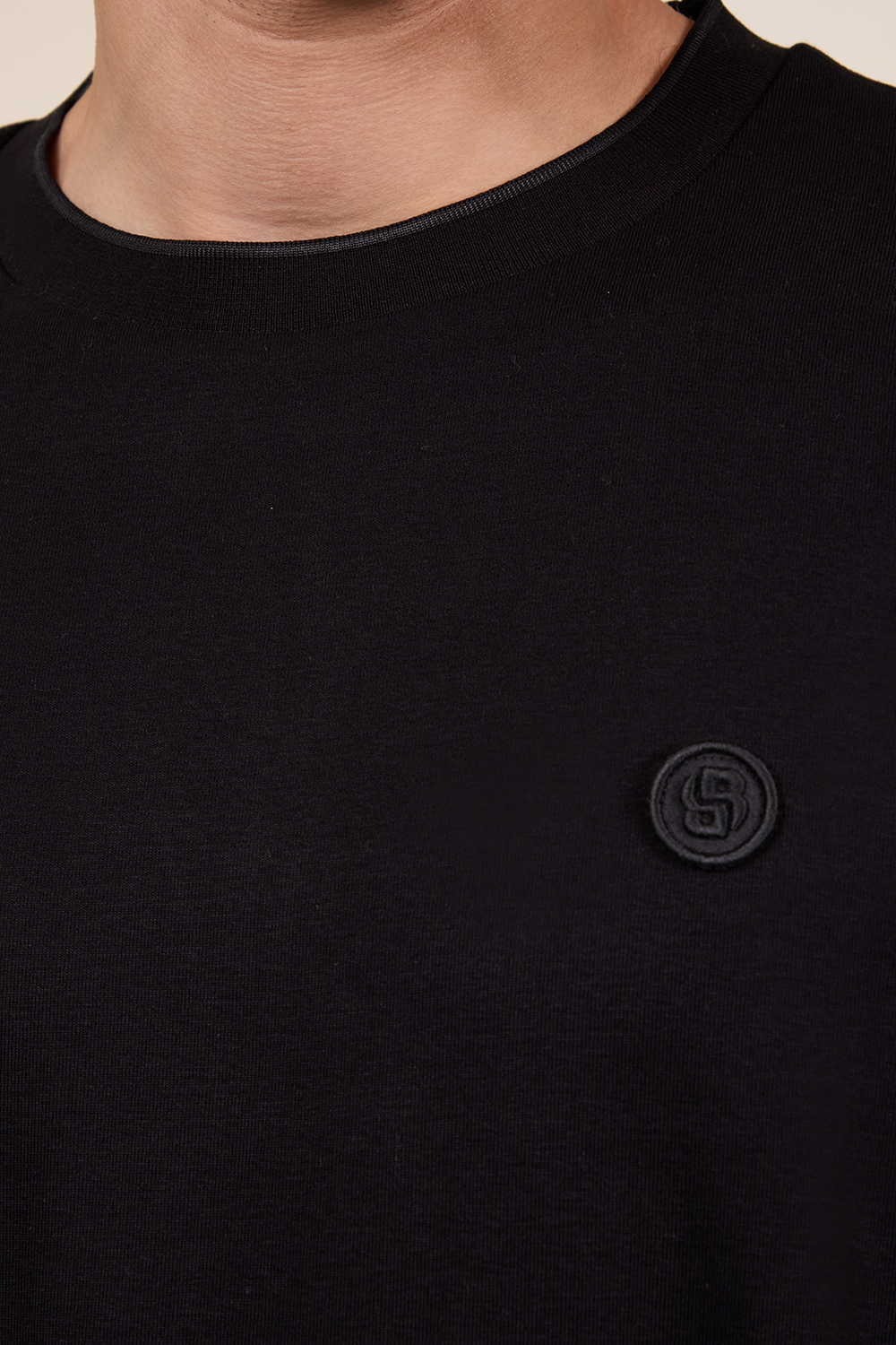 תמונת תקריב דוגמן של חולצת טי עם שרוולים ארוכים