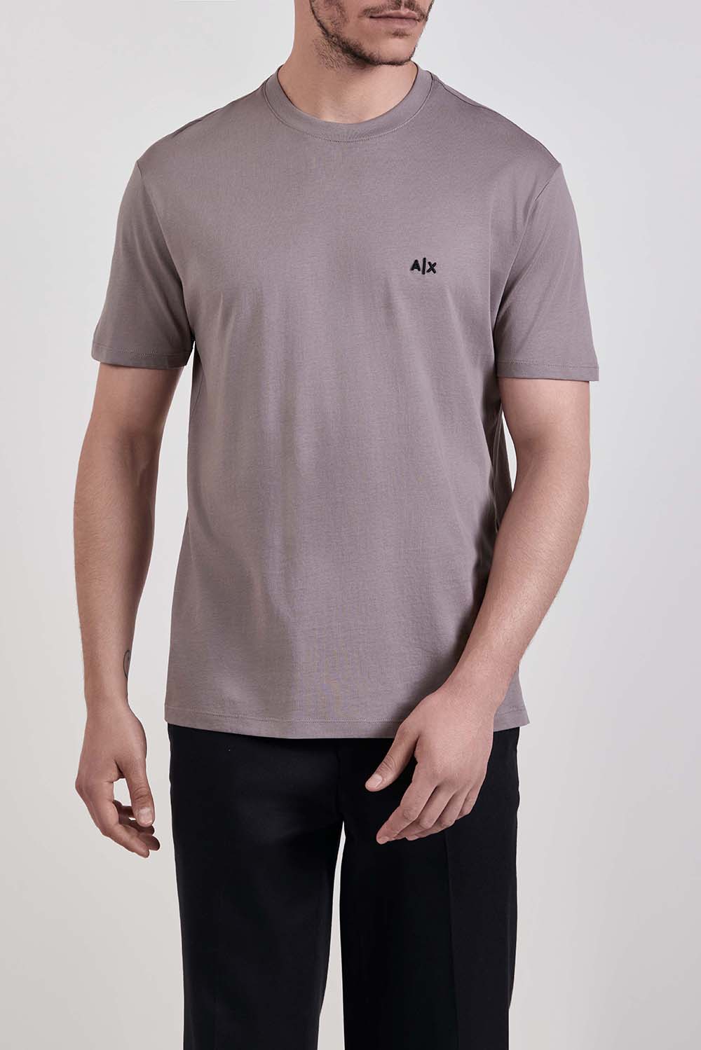 תמונת דוגמן קידמית של חולצת טי בגזרת סלים