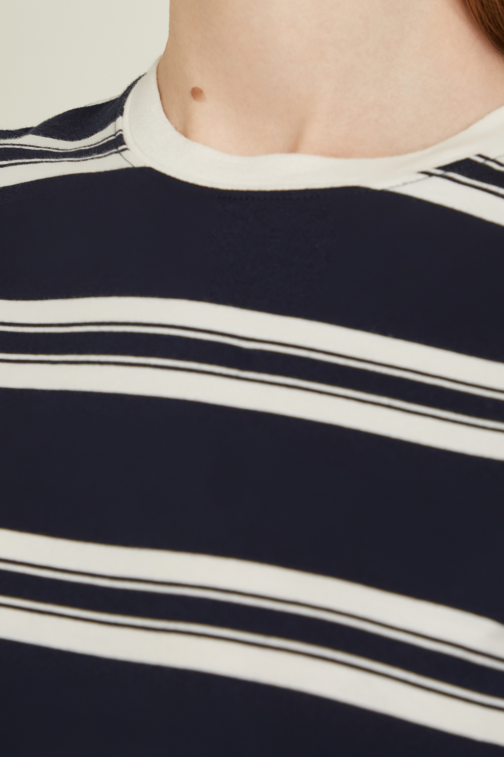 תמונת תקריב דוגמן של חולצת טי בייבי