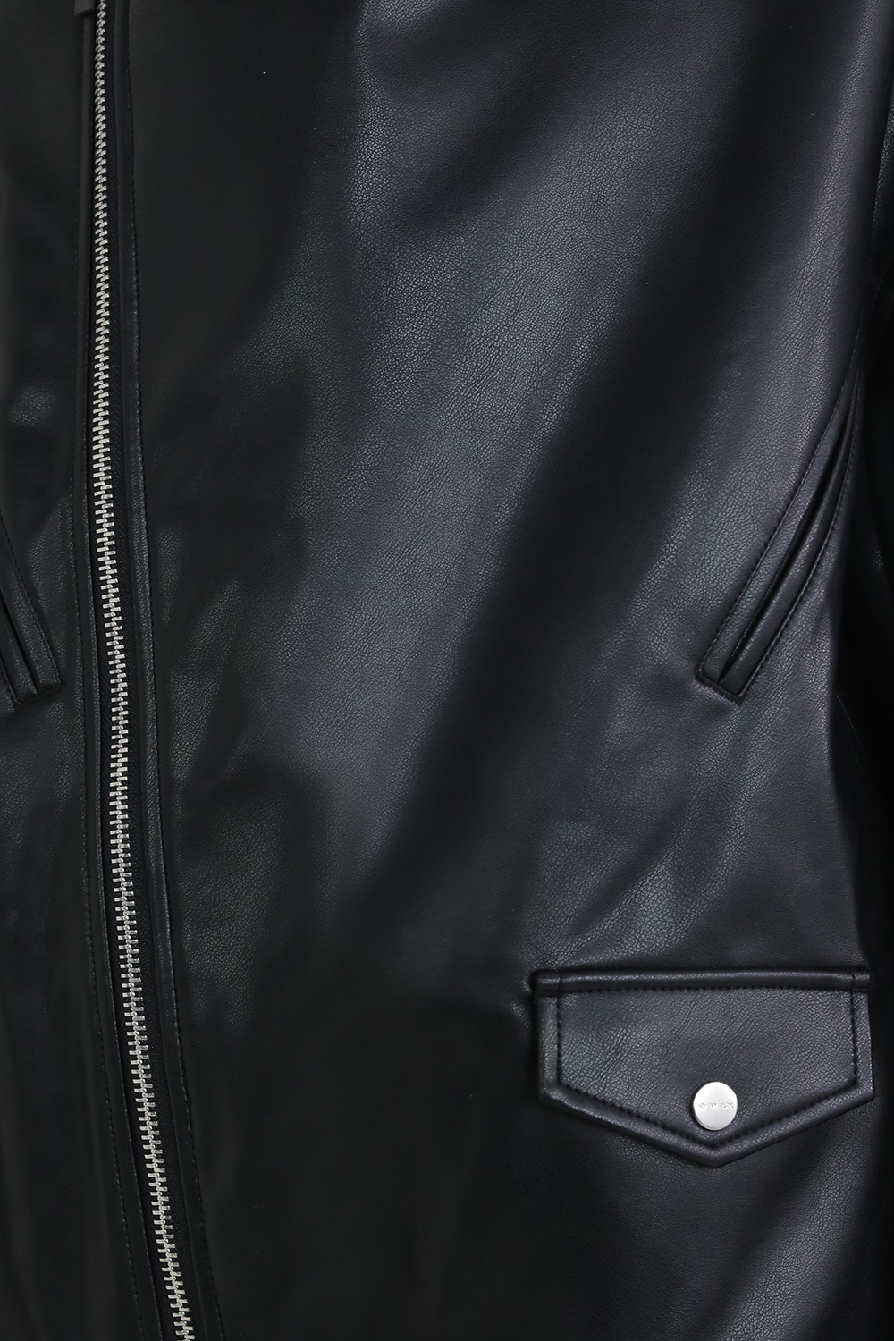 תמונת תקריב דוגמן של אייבי X אדידס ז'קט מוטו