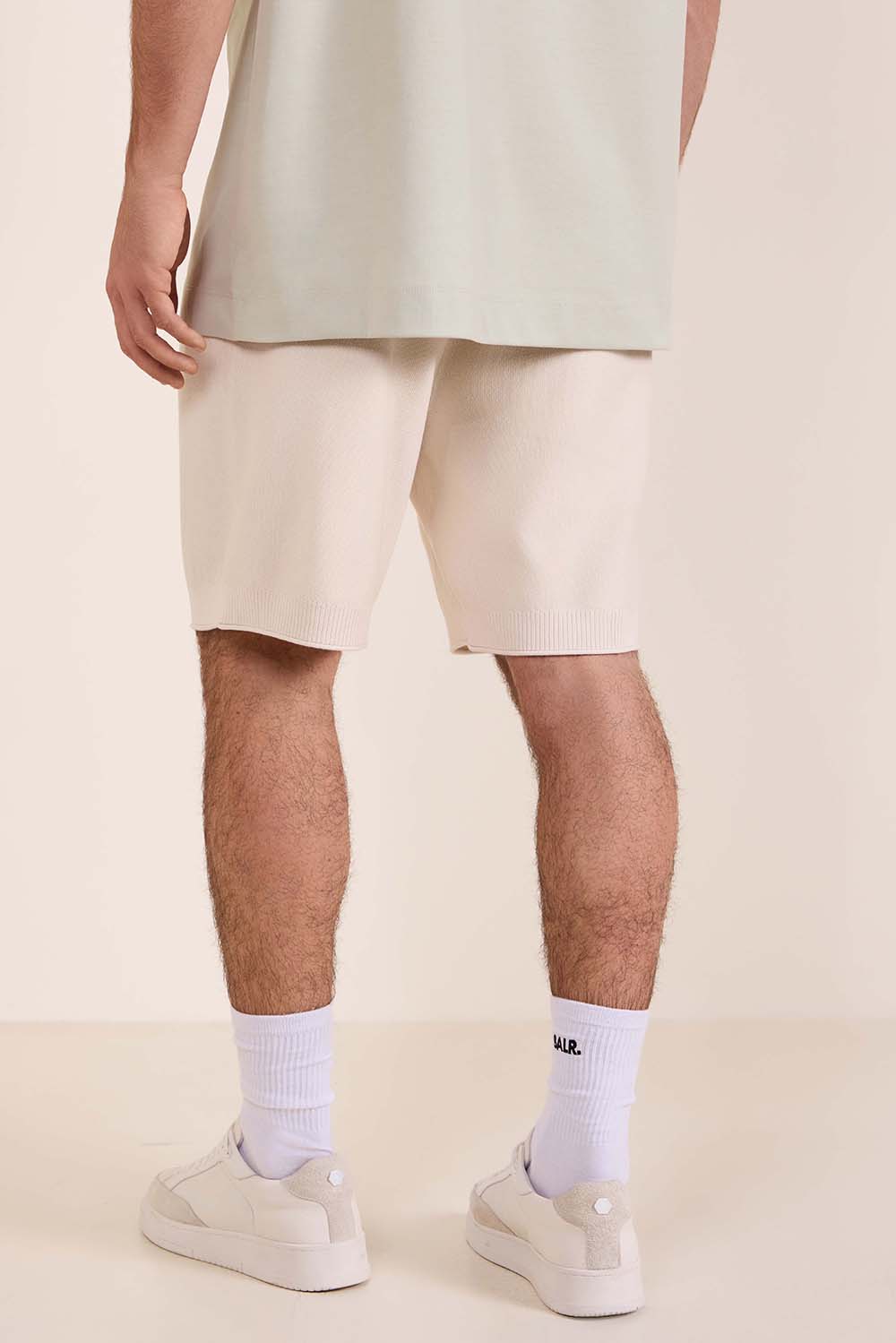 תמונת דוגמן אחורית של מכנסי ג'וגר קצרים