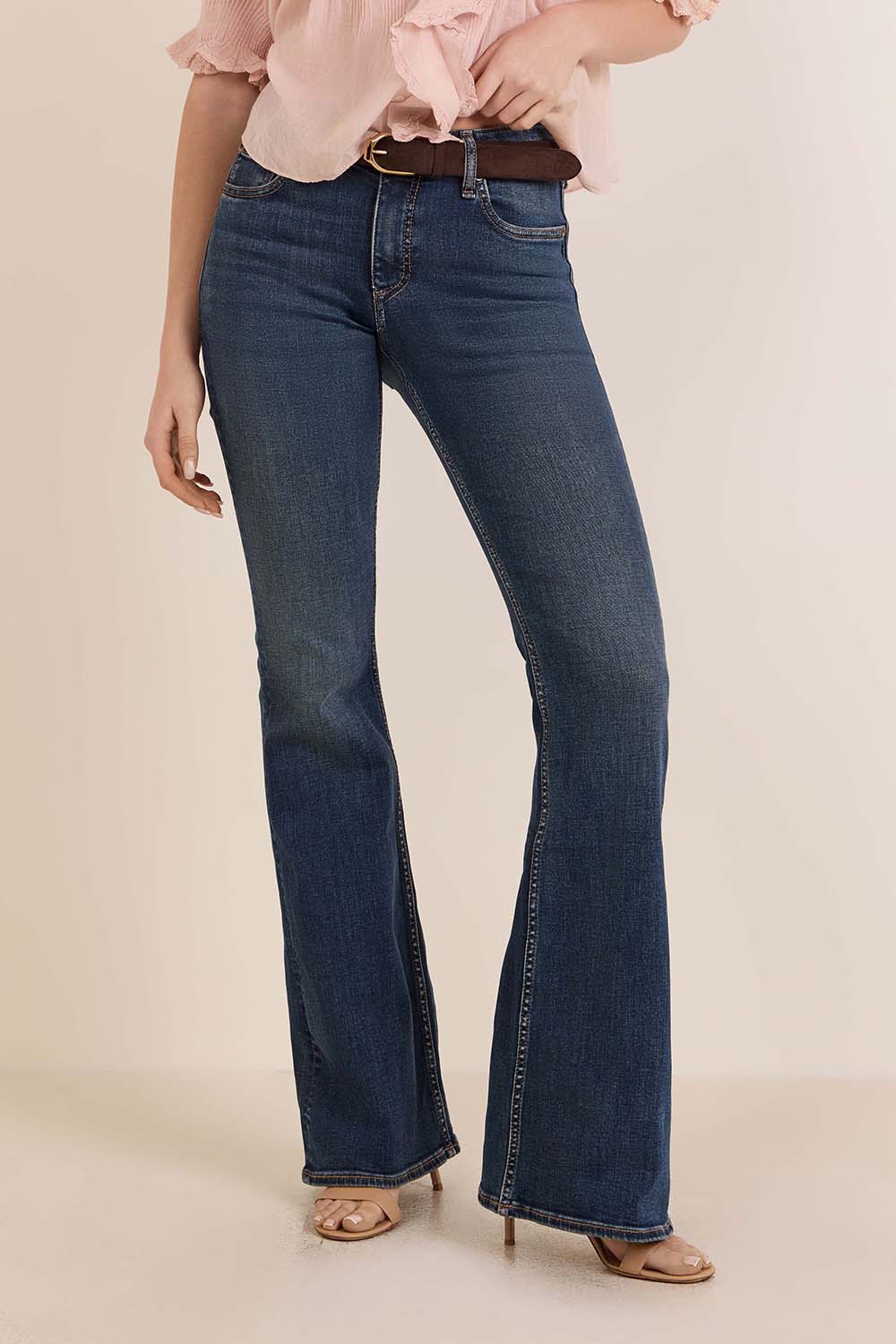 תמונת דוגמן קידמית של מכנסי ג'ינס בגזרה מתרחבת