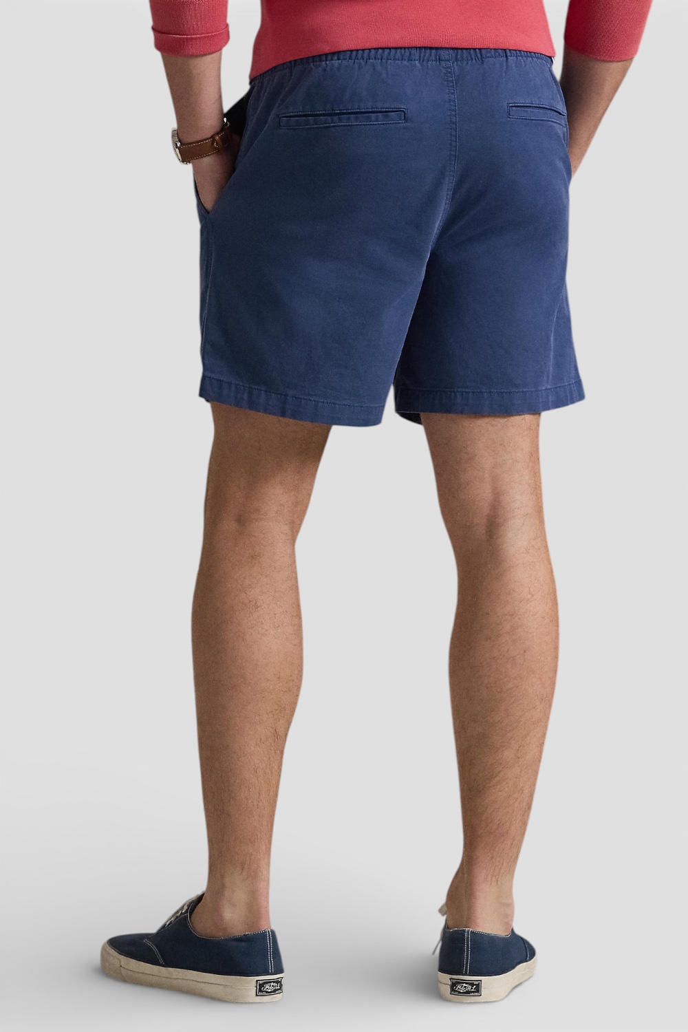 תמונת דוגמן אחורית של מכנסיים קצרים