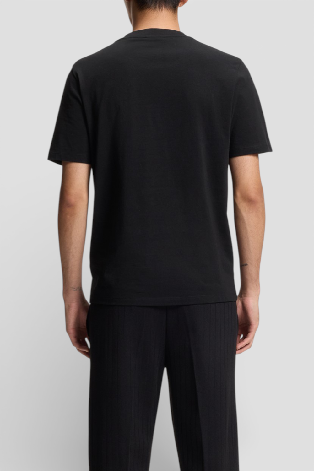 תמונת דוגמן אחורית של חולצת טי