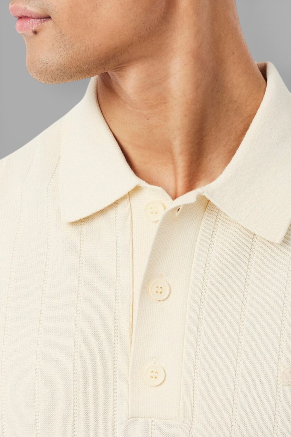 תמונת תקריב דוגמן של חולצת פולו