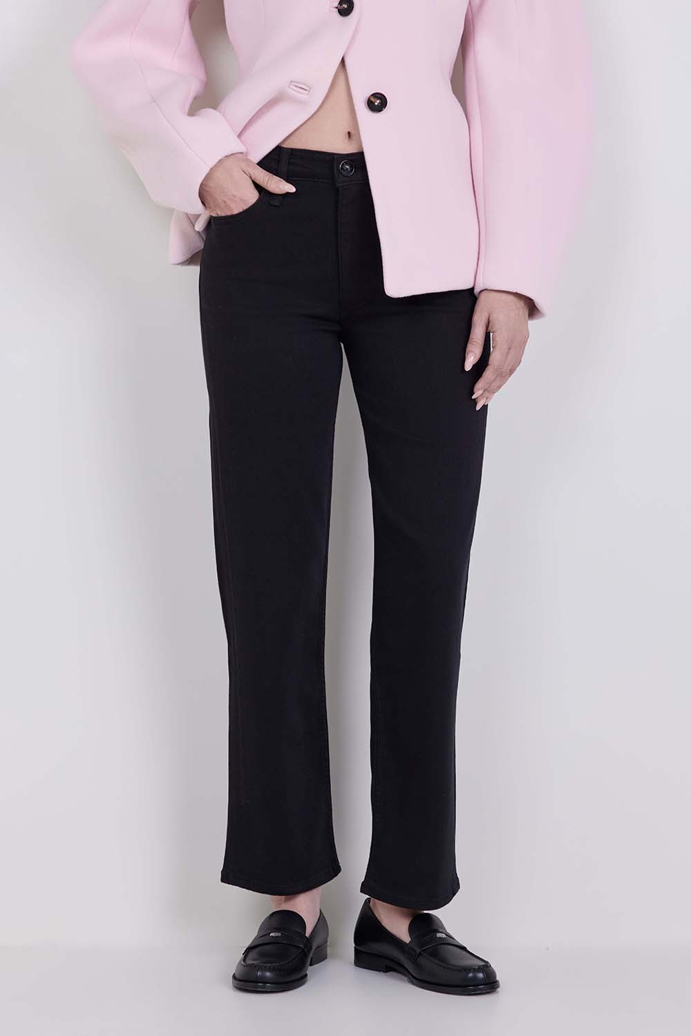 תמונת דוגמן קידמית של מכנסי ג'ינס בגזרה ישרה