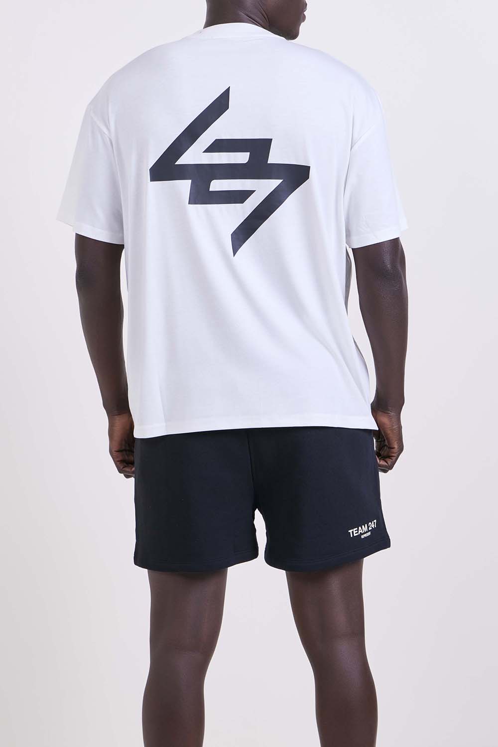 תמונת דוגמן אחורית של חולצת טי