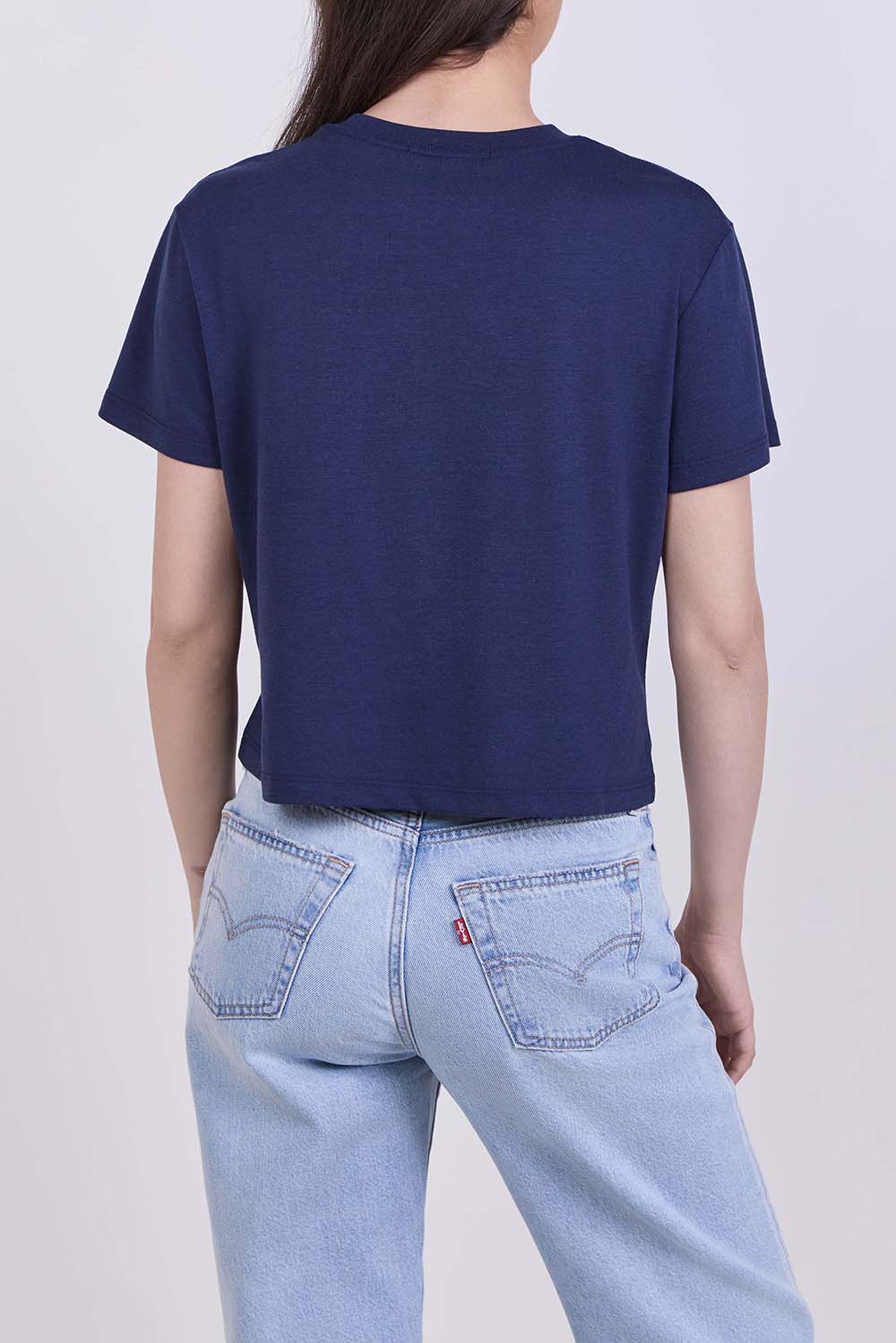 תמונת דוגמן אחורית של חולצת טי בגזרת קרופ