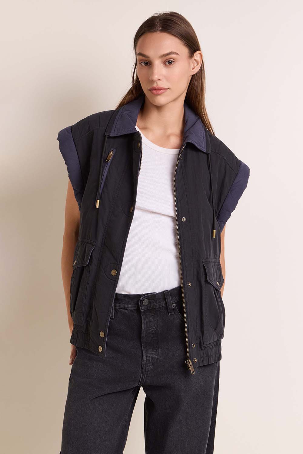 תמונת דוגמן אחורית של ז׳קט עם שרוולים נשלפים