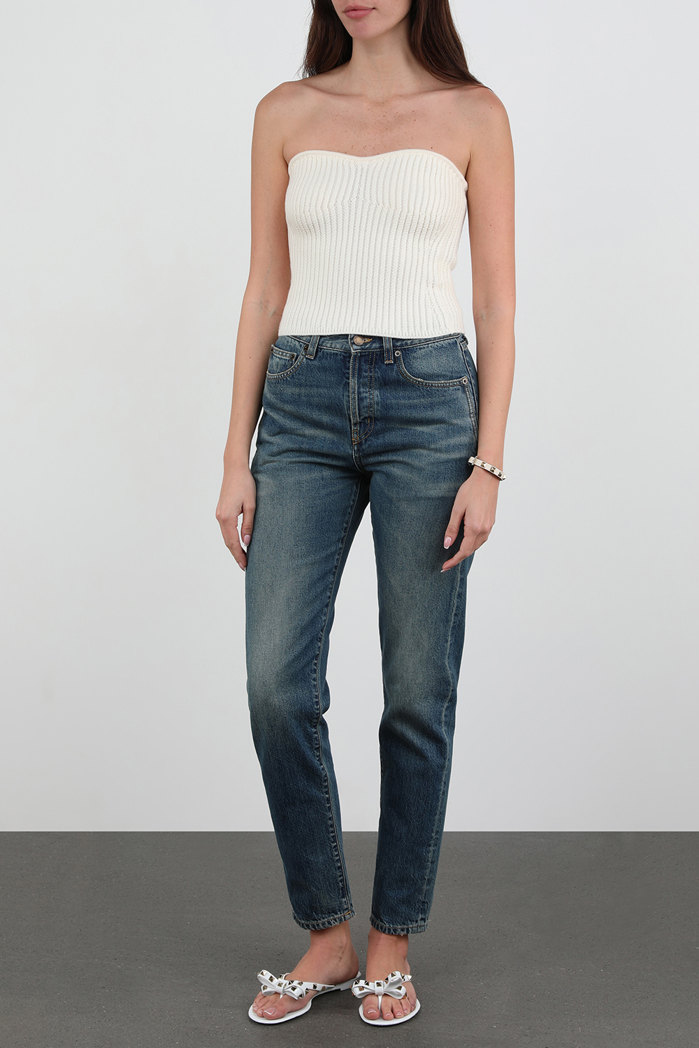 תמונת דוגמן קידמית של צמיד ניטים מעור לבן