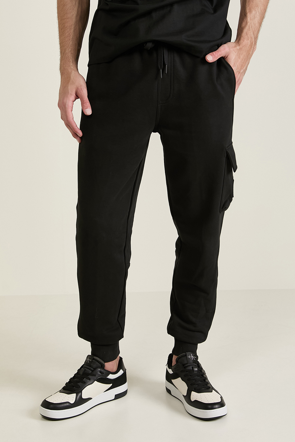 תמונת דוגמן קידמית של מכנסי ג'וגר