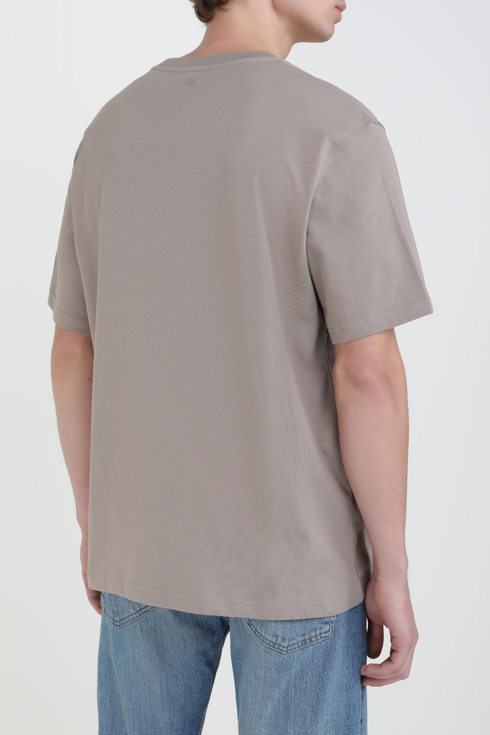 תמונת דוגמן אחורית של חולצת טי