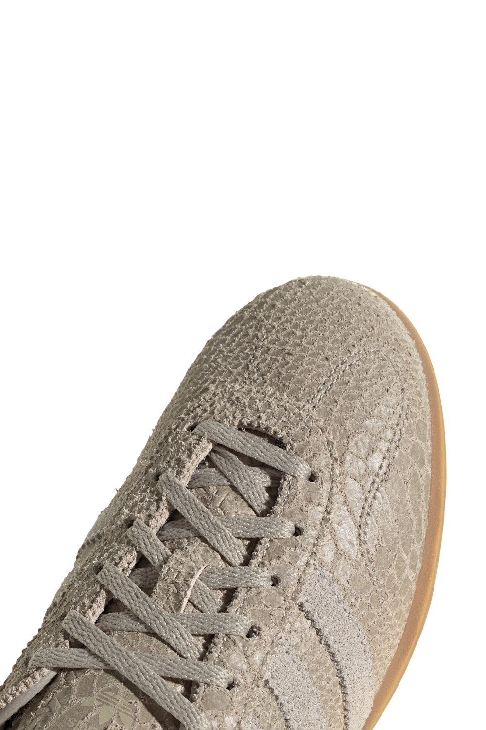 תמונת פנים של נעלי סניקרס גזל פרו