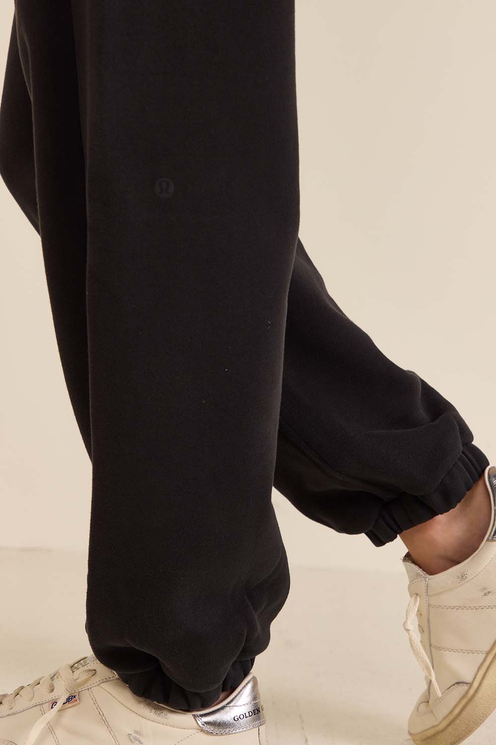 תמונת תקריב דוגמן של Scuba Mid-Rise Oversized Jogger Regular