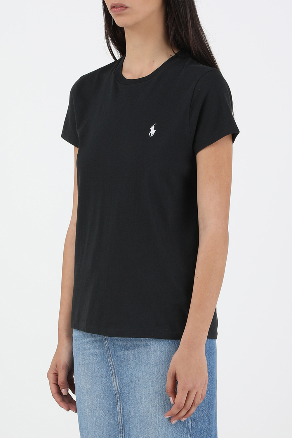 תמונת דוגמן קידמית של חולצת טי סלים שחורה עם לוגו רקום