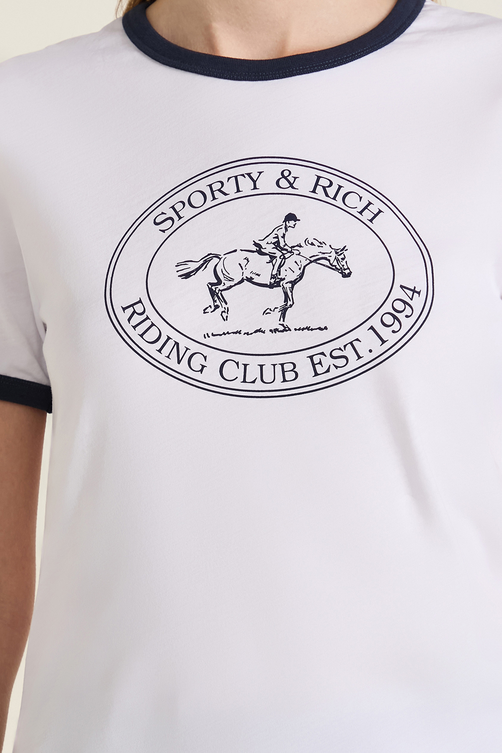 תמונת תקריב דוגמן של חולצת טי