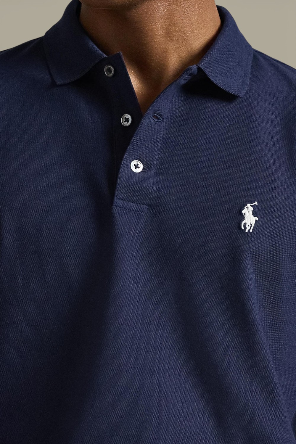 תמונת תקריב דוגמן של חולצת פולו