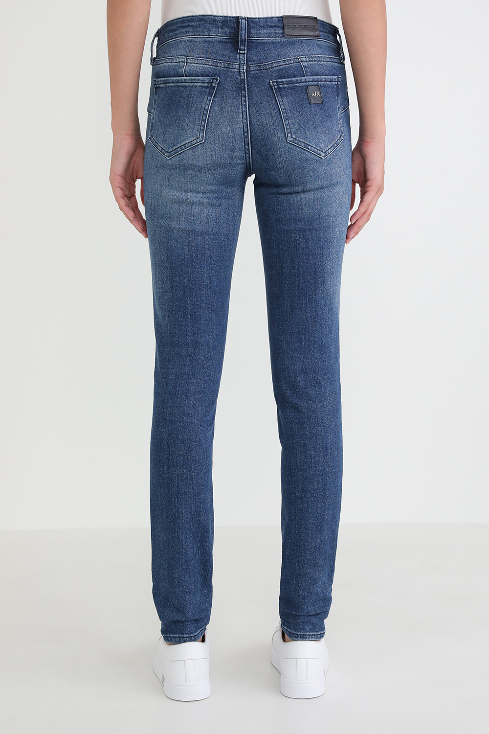 תמונת דוגמן אחורית של מכנסי ג'ינס סופר סקיני