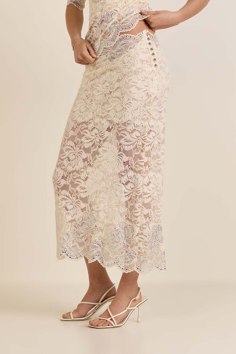 תמונת דוגמן קידמית של חצאית תחרה עם ניטים