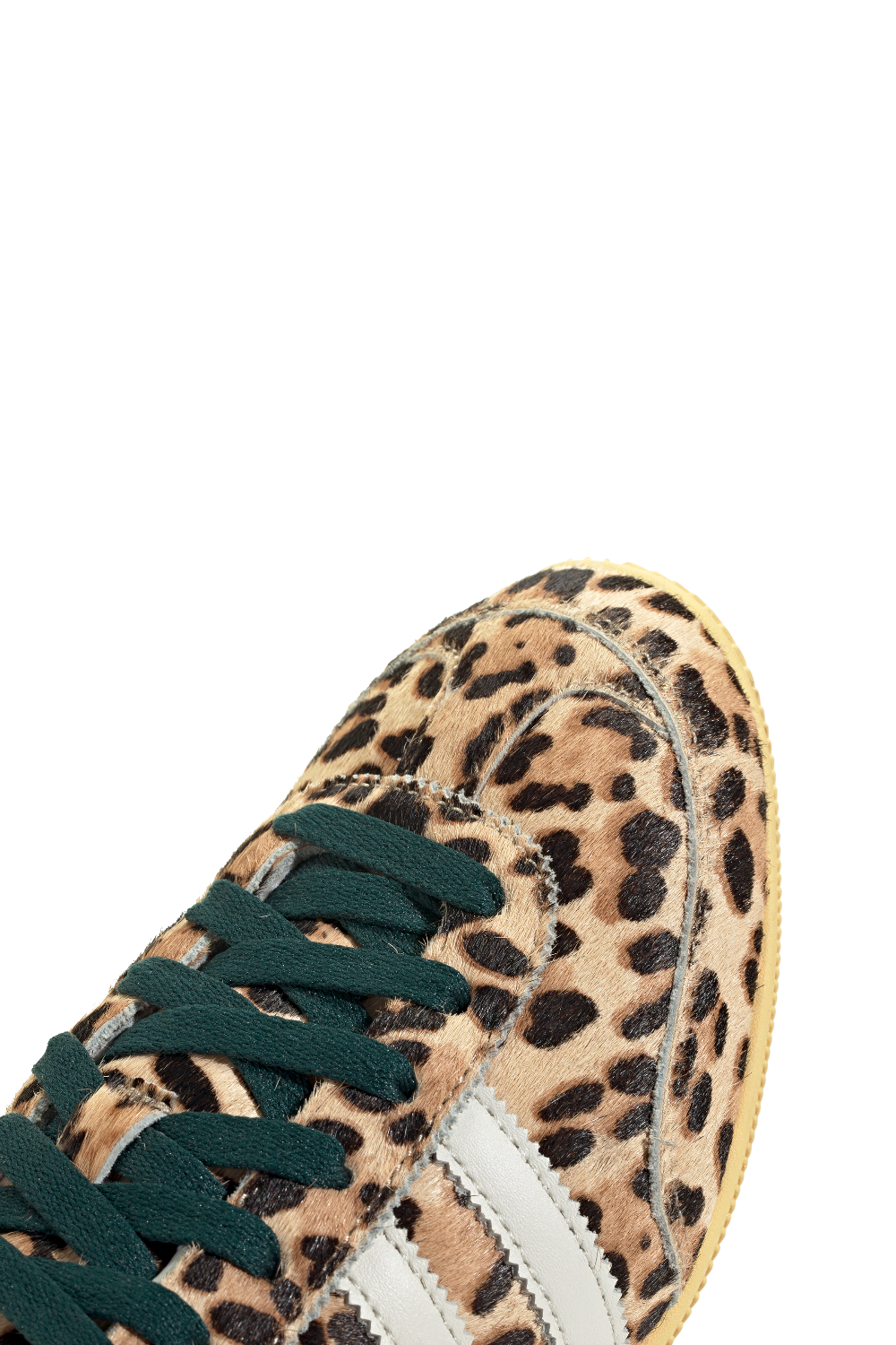 תמונת פנים של נעלי סניקרס ג'פן