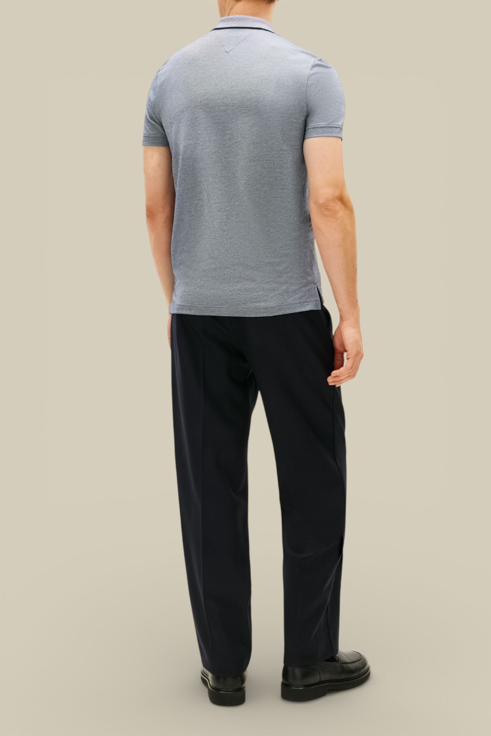 תמונת דוגמן אחורית של חולצת פולו