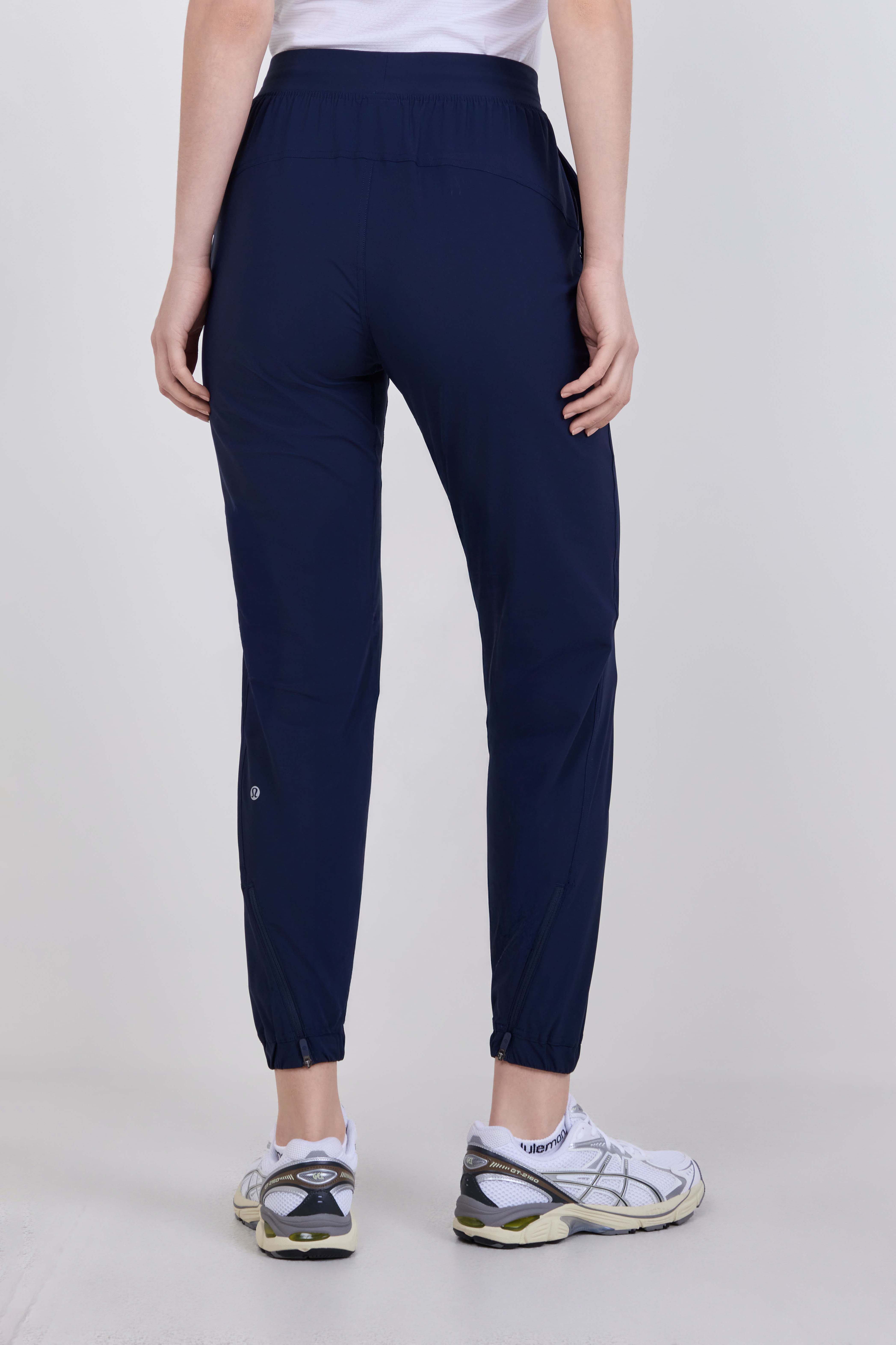 תמונת דוגמן אחורית של Adapted State High-Rise Jogger