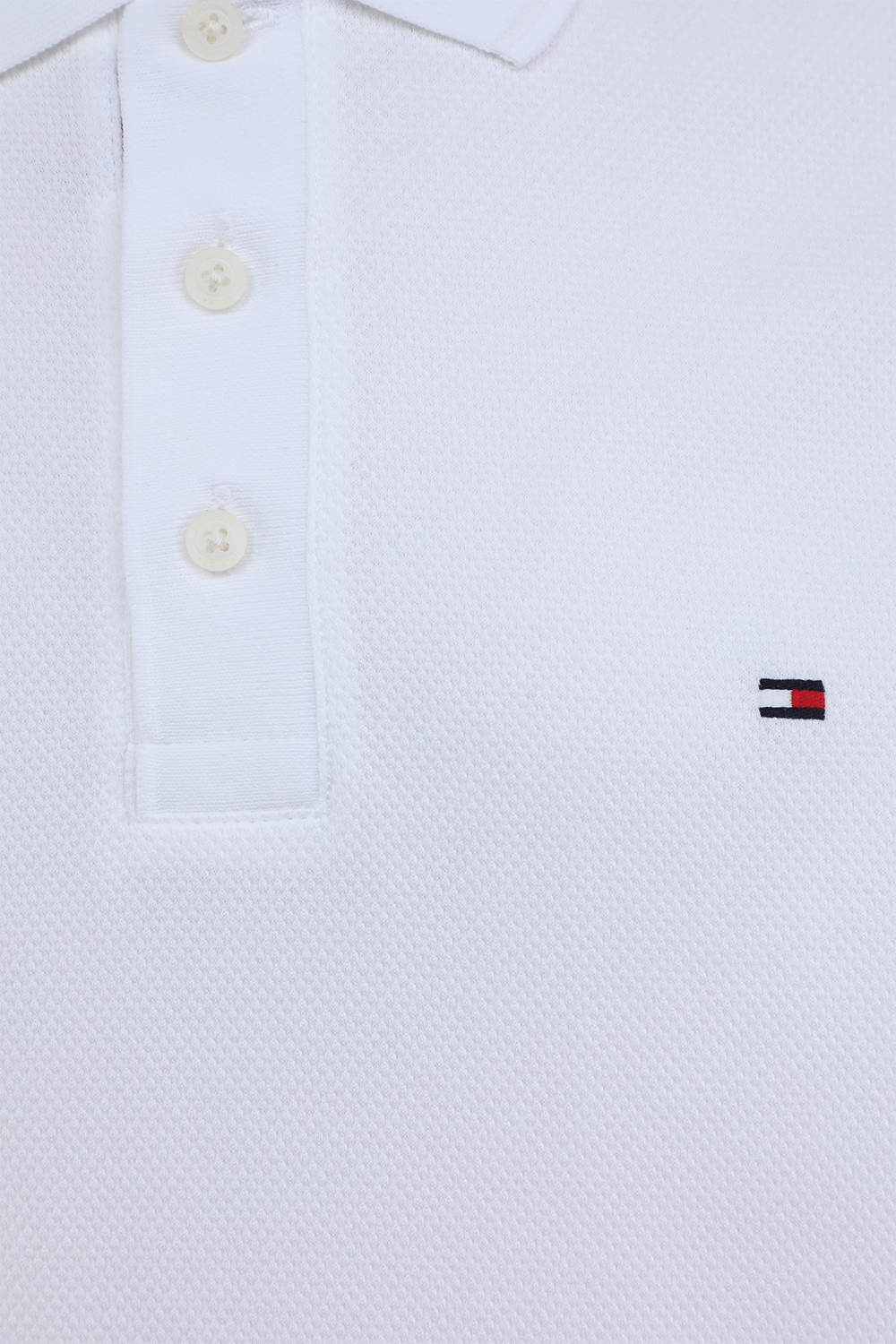 תמונה אחורית של חולצת פולו לבנה עם דגל רקום