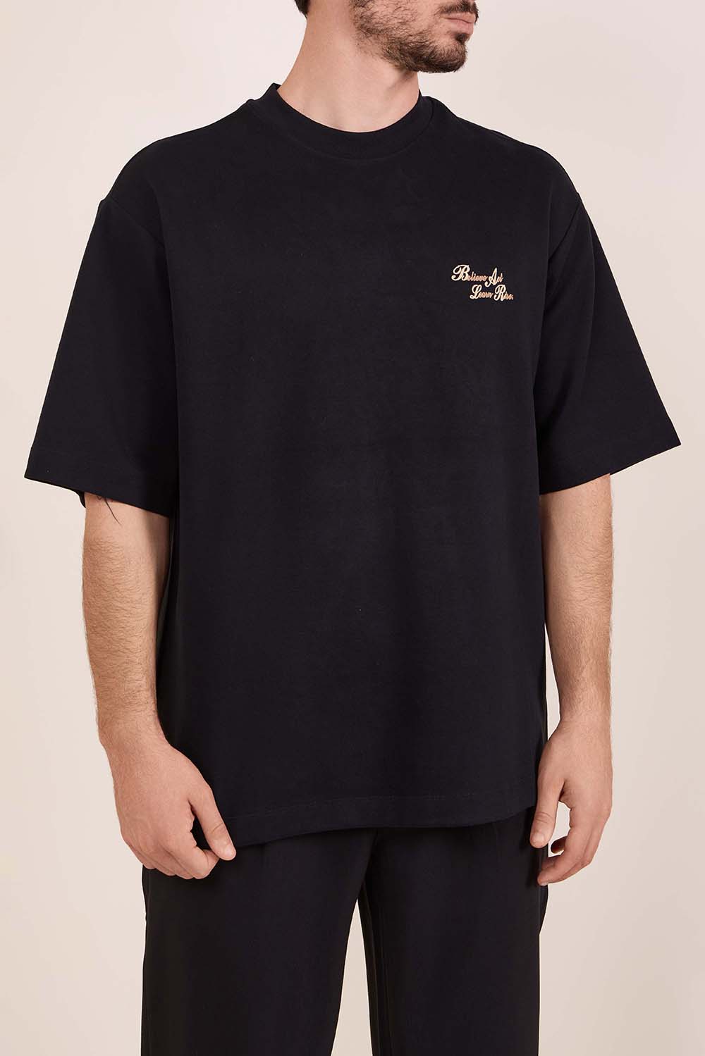 תמונת דוגמן קידמית של טישירט שרוול קצר