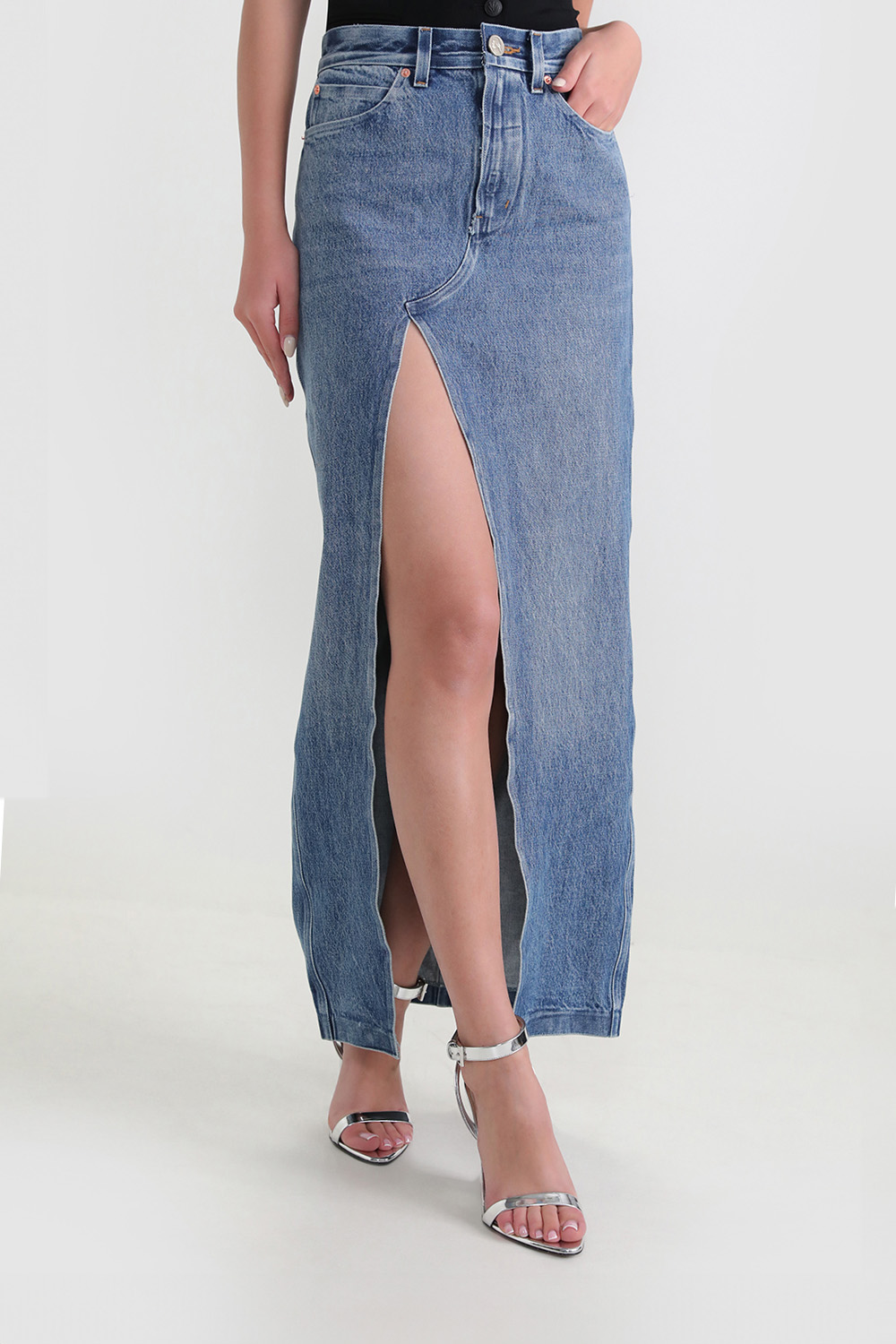 תמונת דוגמן קידמית של חצאית ג'ינס מקסי