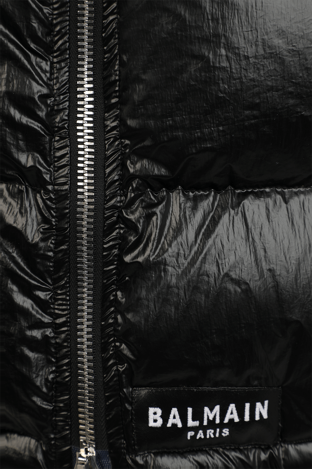 תמונה אחורית של מעיל פאפר מרוכסן בגוון שחור מבריק