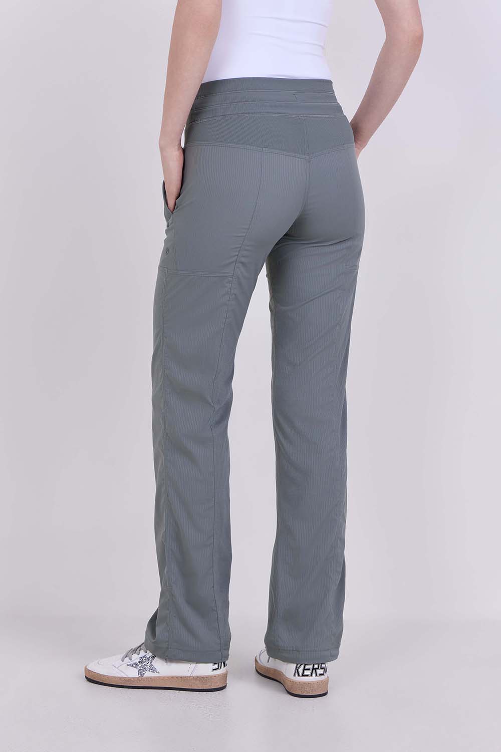 תמונת דוגמן אחורית של Dance Studio Mid-Rise Pant *Regular