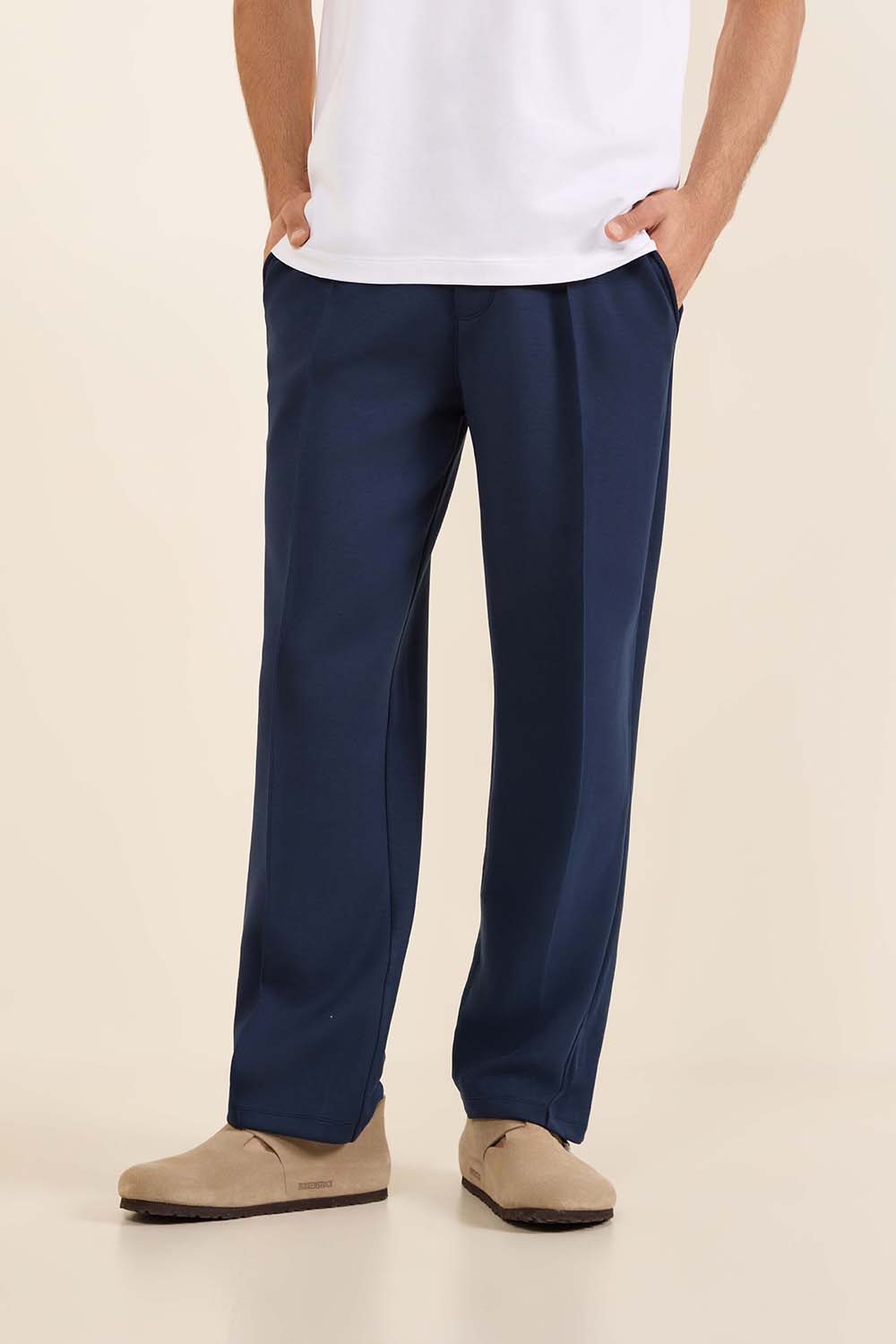 תמונת דוגמן קידמית של Smooth Spacer Pintuck Pant *Regular