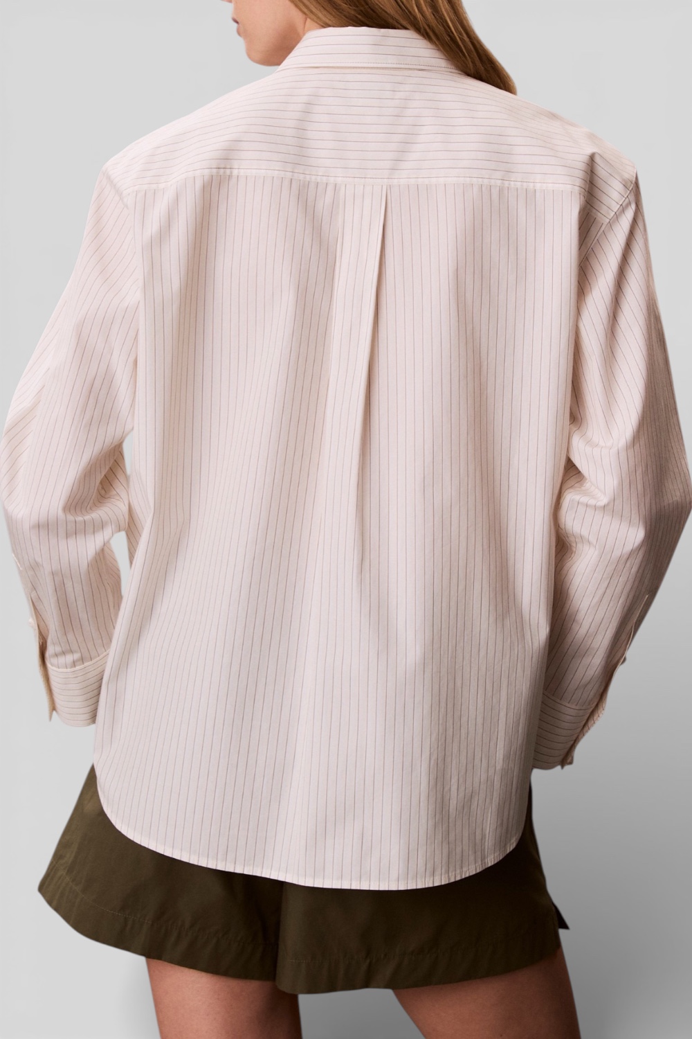 תמונת דוגמן אחורית של חולצה מכופתרת