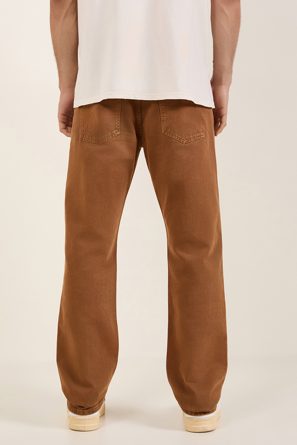 תמונת דוגמן אחורית של מכנסי ג'ינס בגזרה ישרה