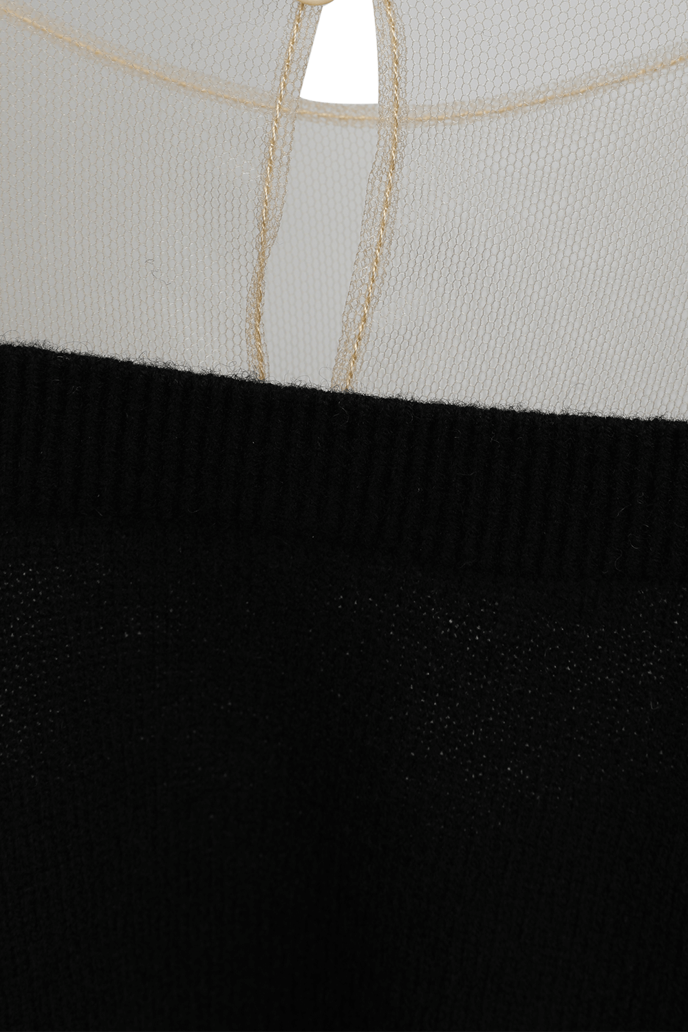 תמונת תקריב של סוודר אילוז'ן קרופ מקשמיר עם טול שקוף